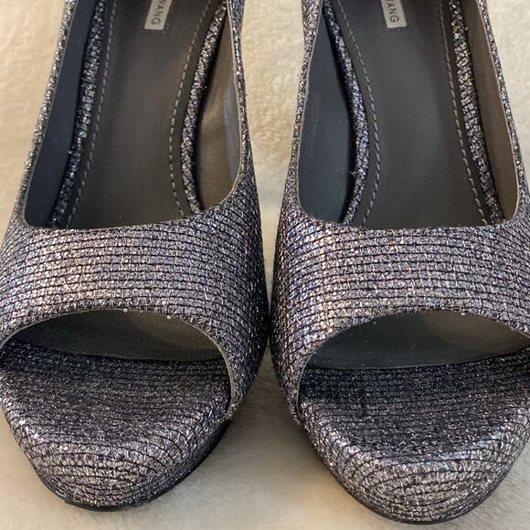 Vera Wang Selima Silver Gunmetal Metallic Peep Toe Platform Heels Size 8 - Picture 2 of 7